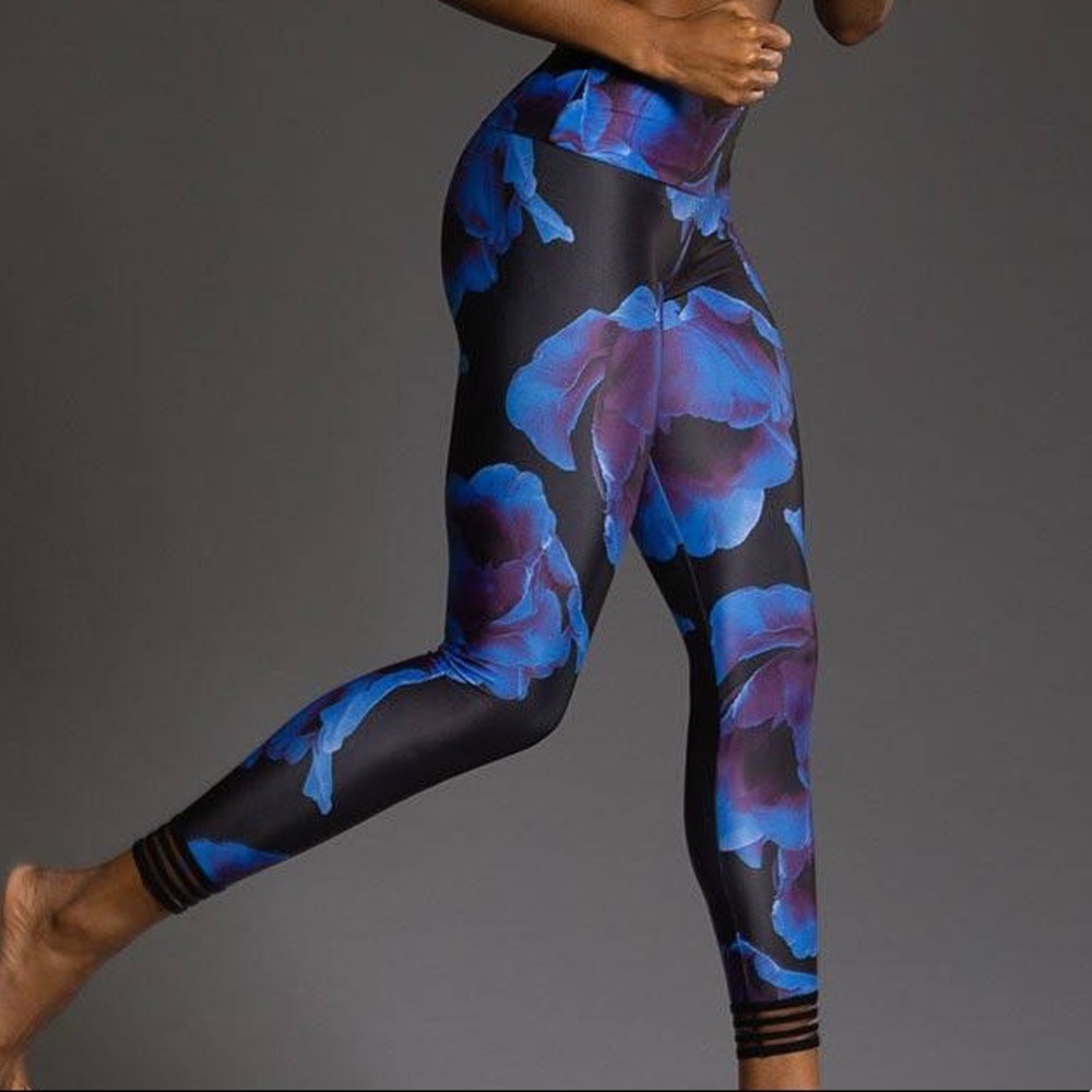Onzie Flow Ritz Midnight Anemone Floral Leggings